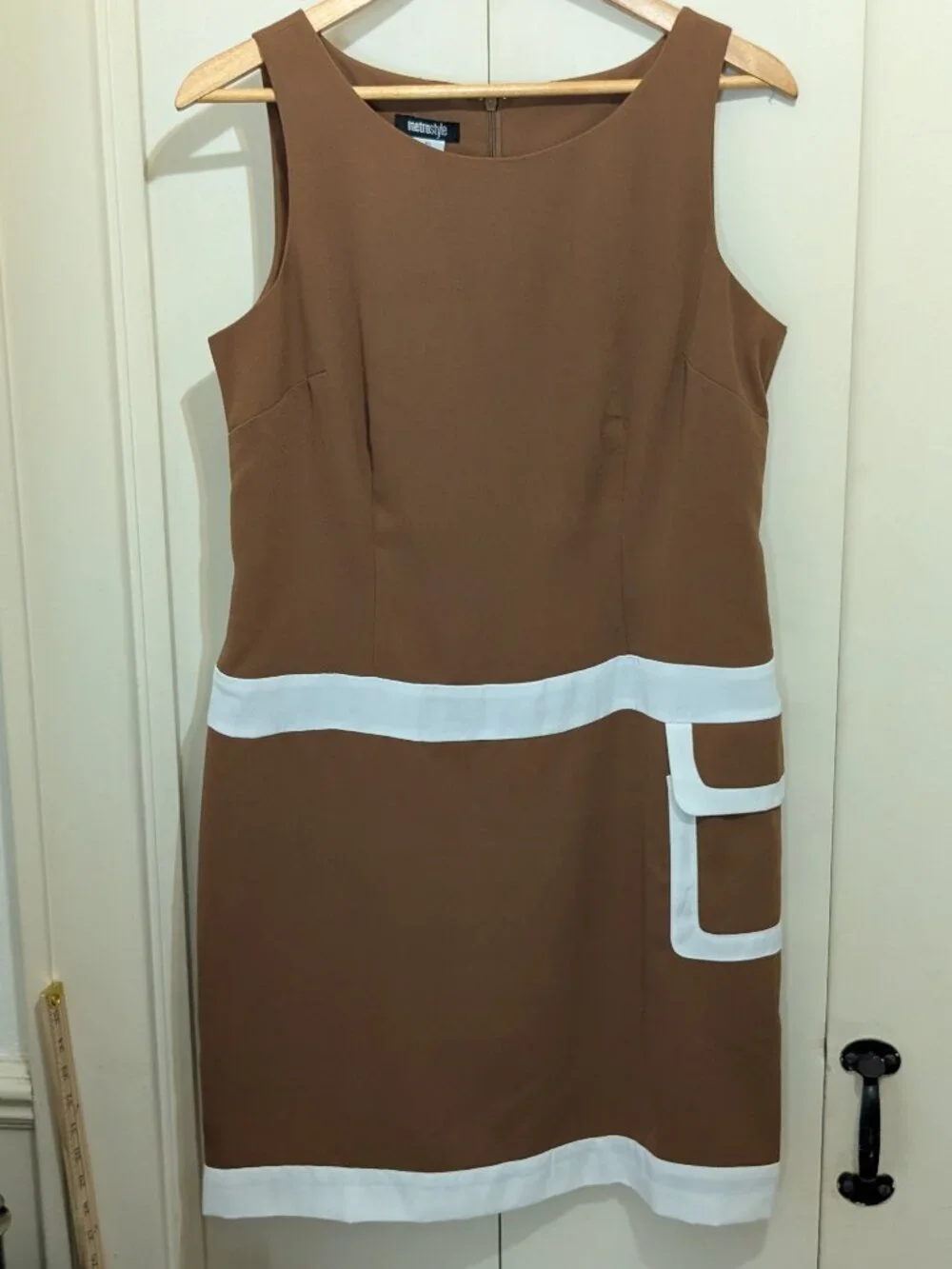 Metrostyle Dress - Nice  classic -Sleeveless -Brown & white -Sz 10 -100% Poly